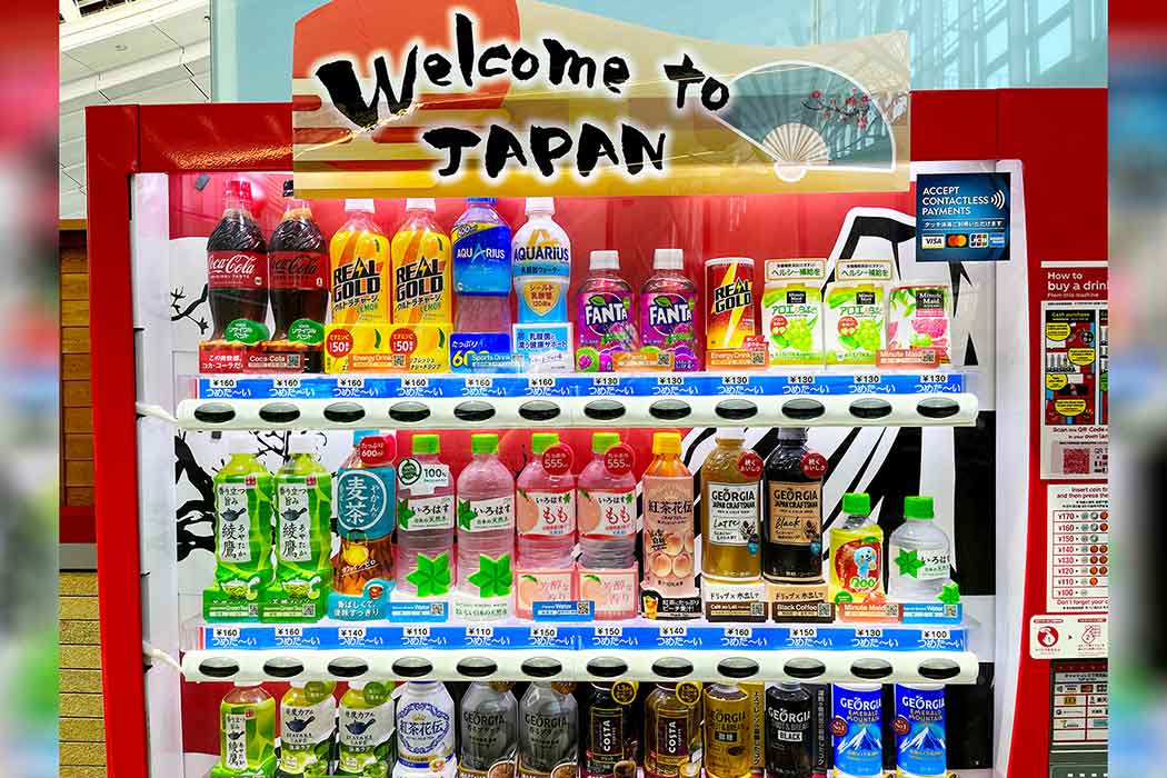 A machine reading welcome to Japan with several different bottled and canned beverages for sale.