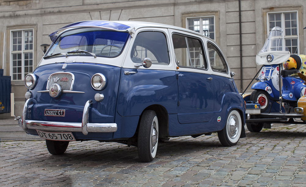 A blue and white Multipla